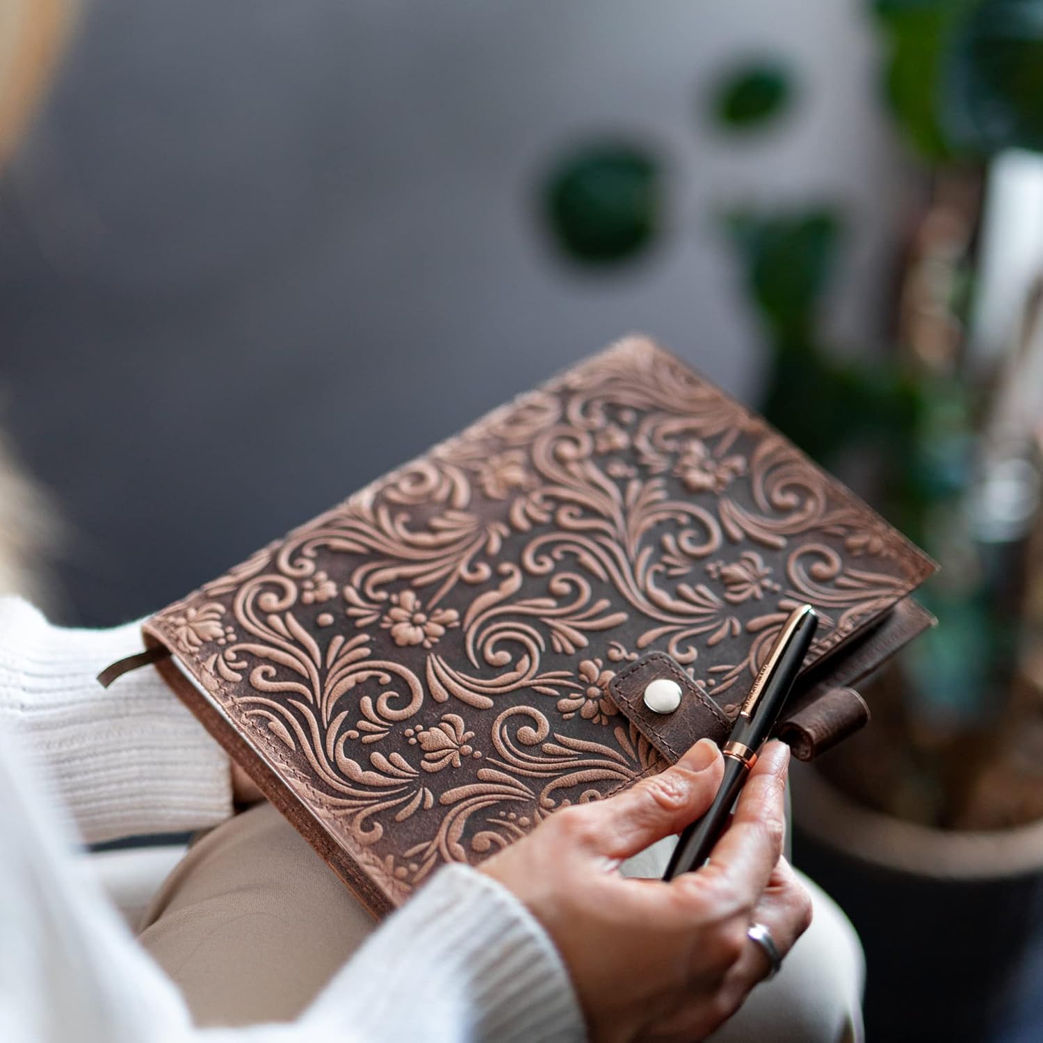 Journal en cuir pour femme pour écrire, journal à fleurs, journal relié en cuir vintage, 320 pages lignées A5 avec stylo de luxe gris métallique et or rose