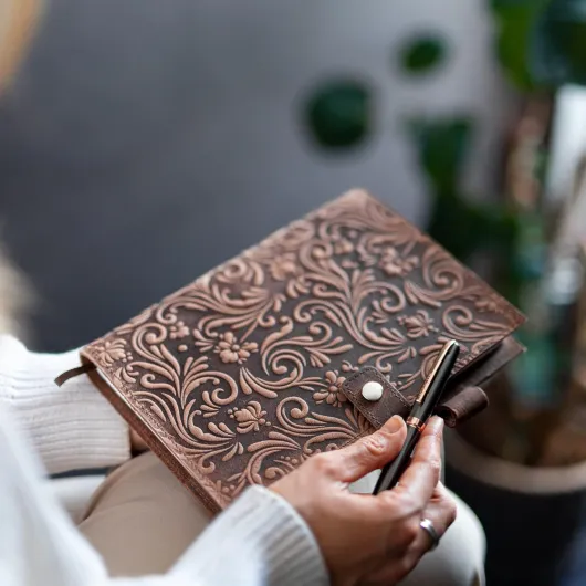Journal en cuir pour femme pour écrire, journal à fleurs, journal relié en cuir vintage, 320 pages lignées A5 avec stylo de luxe gris métallique et or rose