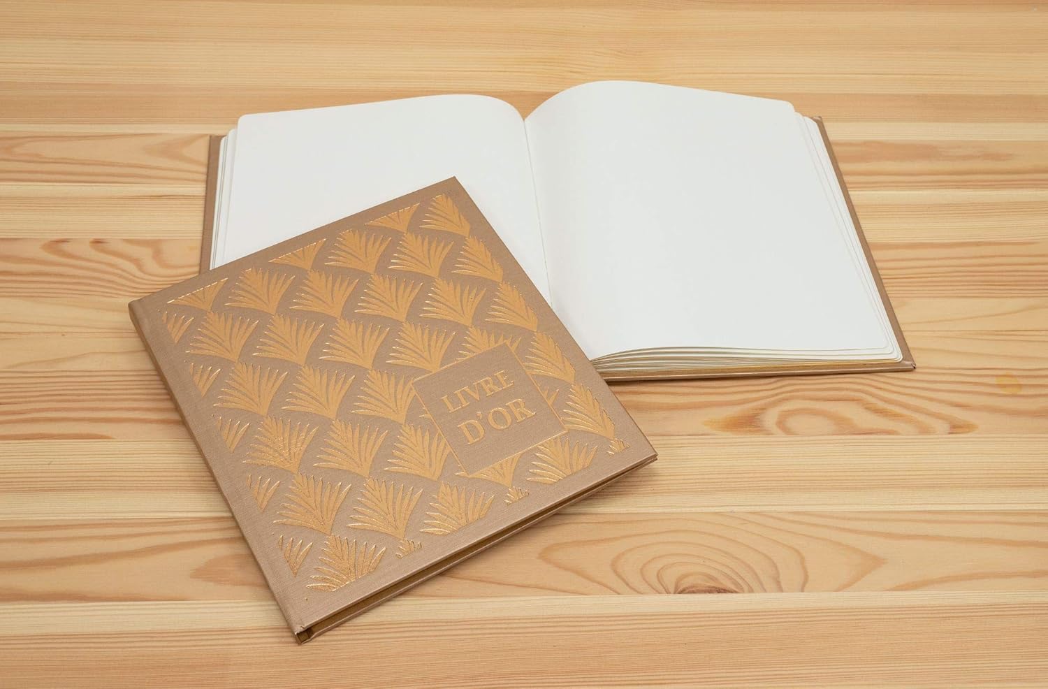 Réf - 9522E - 1 Livre d'or Palmyre - Format carré 21 x 19 cm - Tranche or avec titre - Marquage or rosé - 140 pages blanches unies - Visuel : Nude palmier 21 x 19 cm 140 pages blanches Palmyre nude palmier